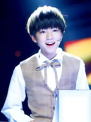 四叶草们帮个忙,找一下王俊凯的这张照片的原图,要高清的原图,谢谢!