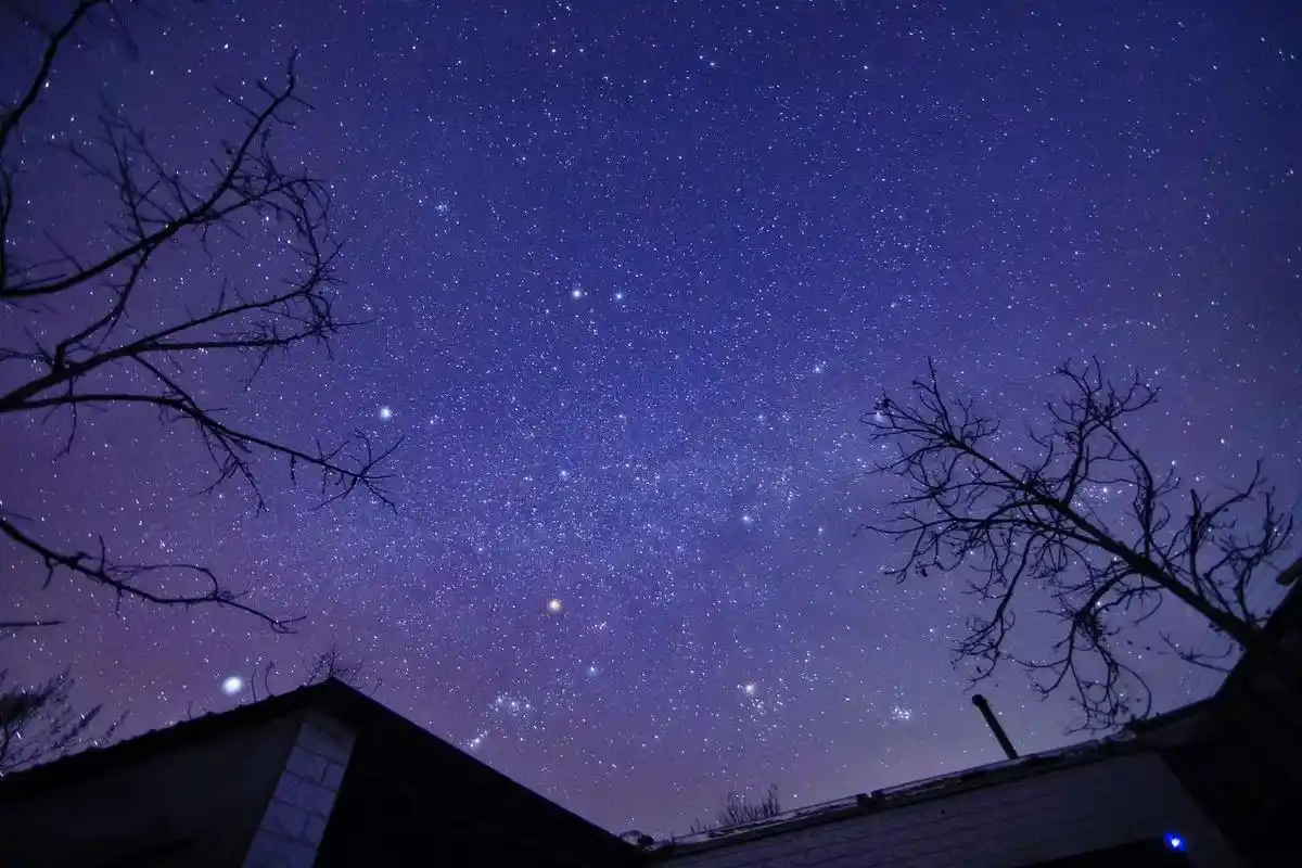 醉后不知天在水,满船清梦压星河#星空 #壁纸 #今日文案 # - 抖音