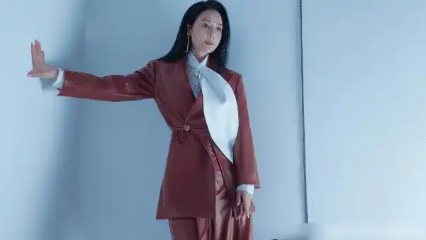 她是一位低调的女演员,生活中有点宅,懂得感恩才能获得更多幸福|邓英