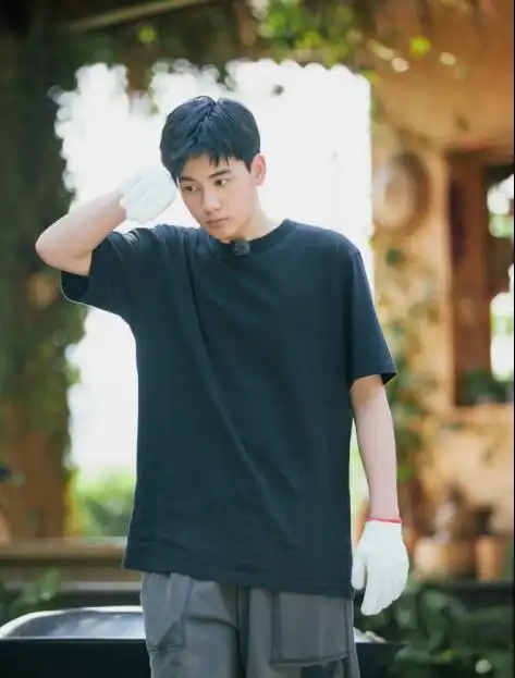 胡先煦是邓恩熙的哥哥粉吧?为邓恩熙新电影应援还送上了珍藏好礼