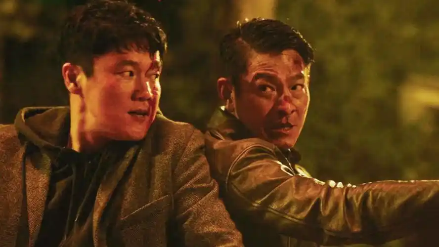 《人潮汹涌》首曝预告,刘德华,肖央,万茜主演,翻拍自2012年日本电影