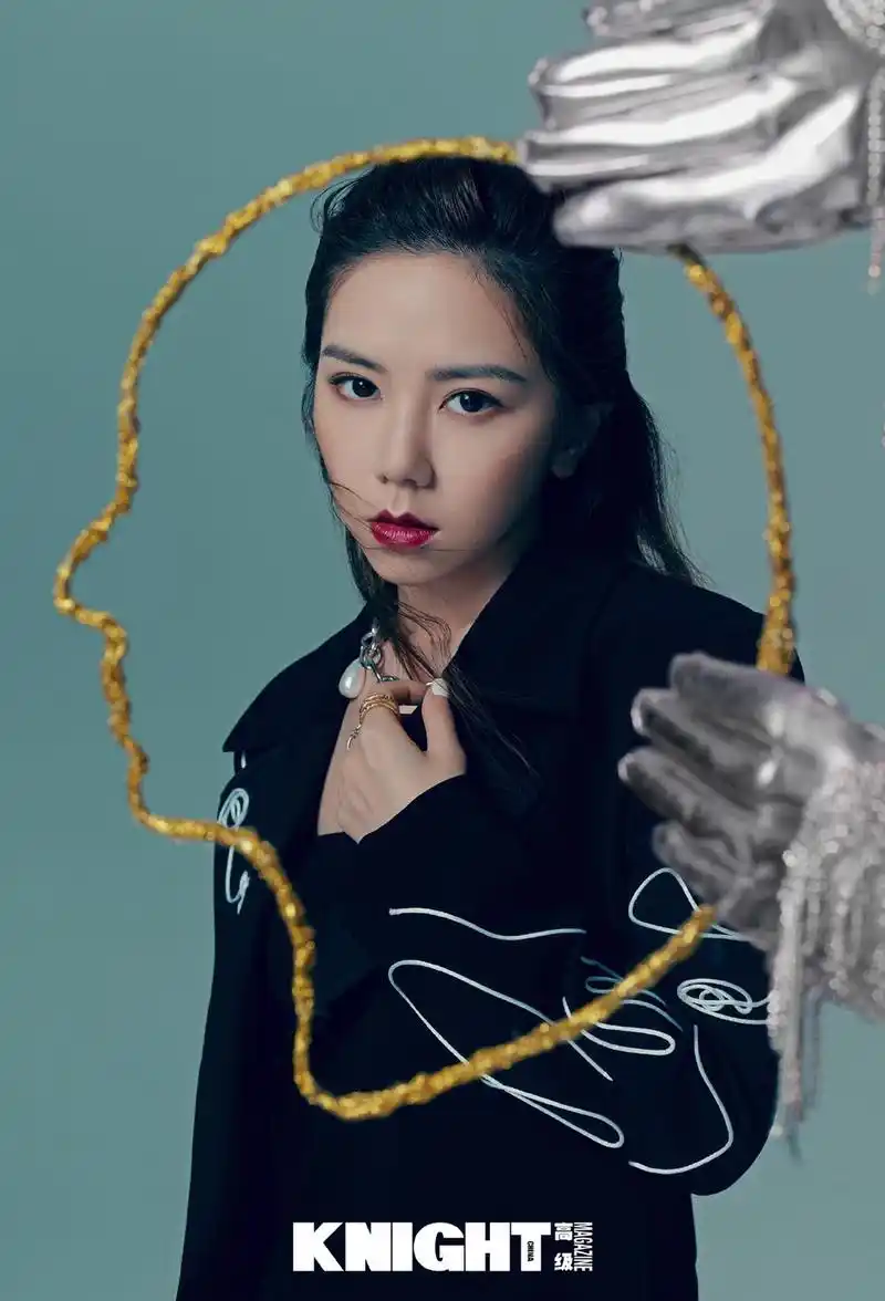 邓紫棋最新时尚大片释出暗黑系造型尽显复古神秘