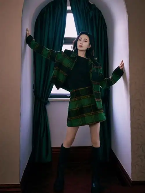 王丽坤真是又瘦又美,绿色格纹短裙套装搭配长筒靴,霸气御姐登场