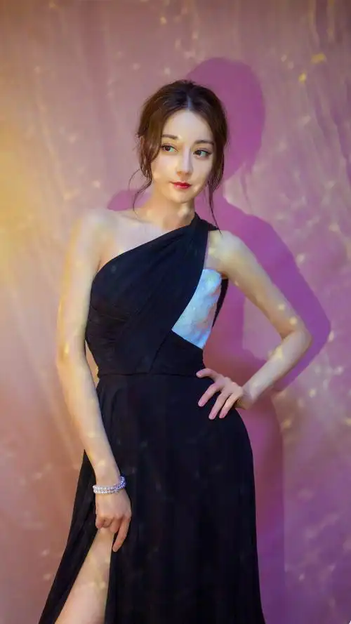 迪丽热巴斜肩高叉裙写真