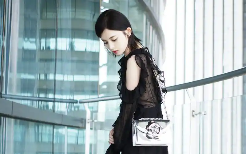 古力娜扎夏日穿搭清新写真高清电脑壁纸