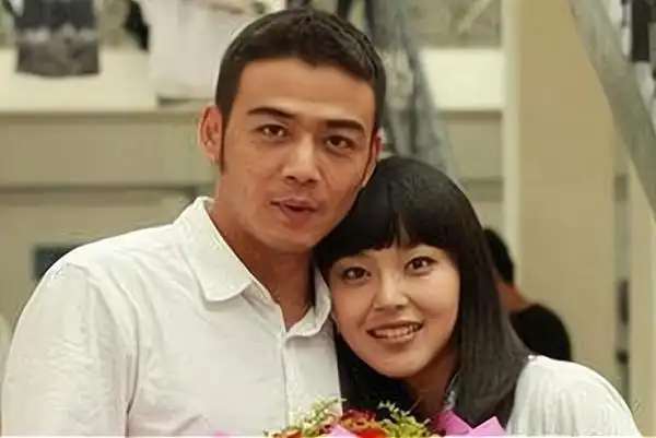 杨烁的妻子王黎雯也是圈子里的一员,她主演的很多电视剧都在央视平台