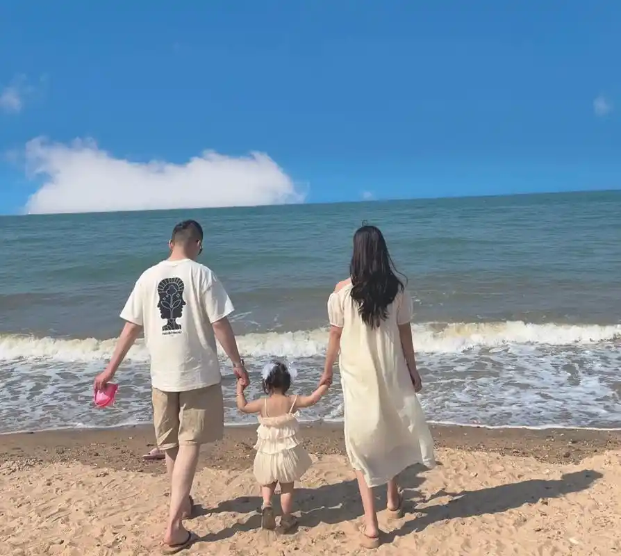 把向往的地方,变成一家三口去过的地方.#在海边