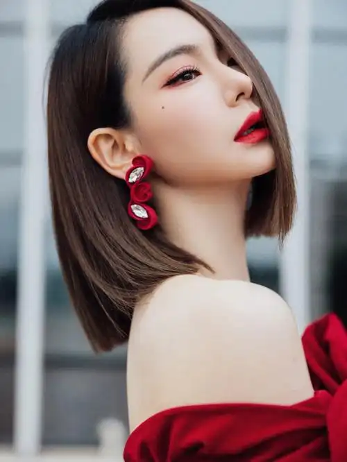 戚薇新年造型佩戴的molism图纹水晶耳饰