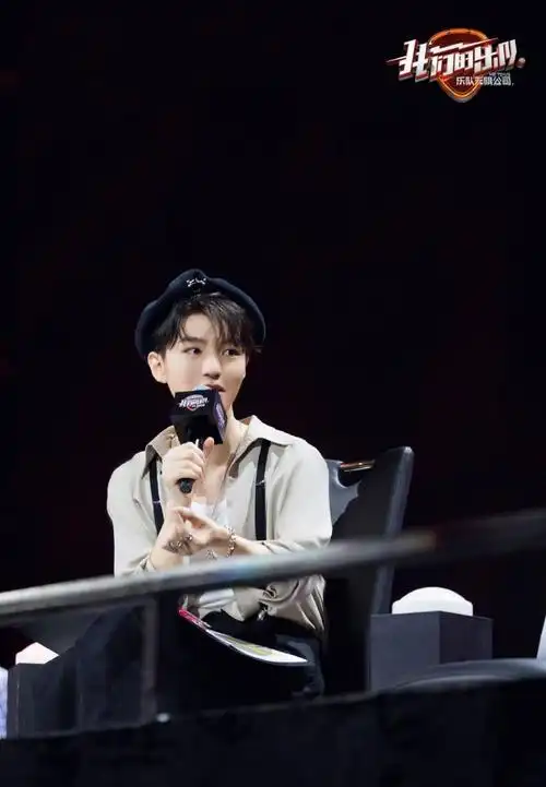 [tfboys][分享]201117 王俊凯戴贝雷帽的帅照合集,古典气质拿捏得死死