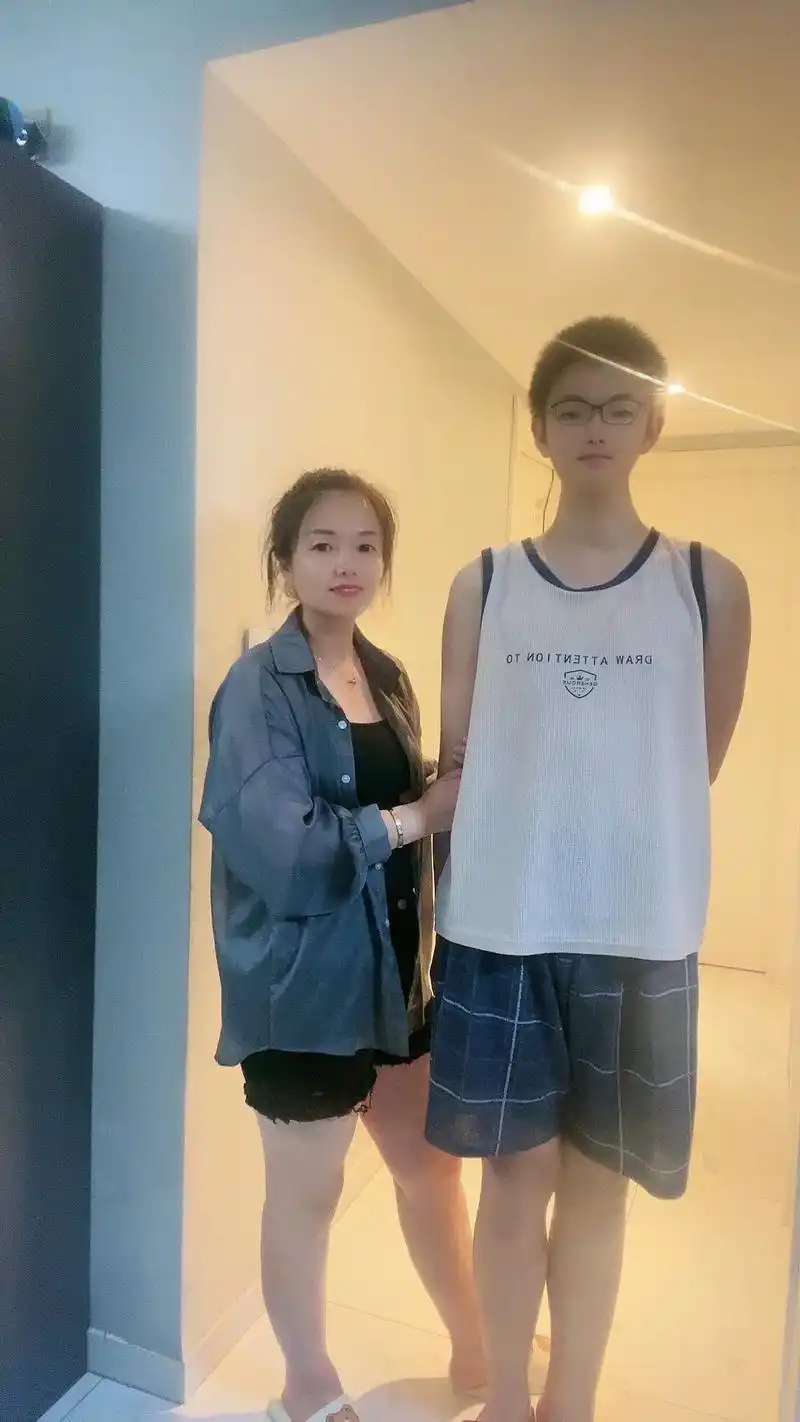 身高165的我,站在儿子边上比他矮一头,放假时身高1米82, - 抖音