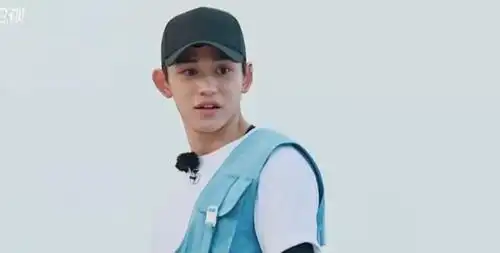 原创《跑男》以为黄旭熙腿够细了,可看到蔡徐坤男团腿,才懂啥是极品