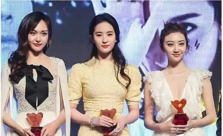 赵丽颖遇到刘亦菲时,在珠圆玉润冰肌玉骨的刘亦菲面前,她显得实在是