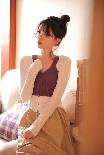 丸子头美女金丝眼镜文艺俏皮写真图片