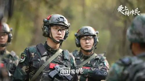 爱上特种兵# 执行任务的梁牧泽@黄景瑜 认真英勇,足智多谋,面对意外