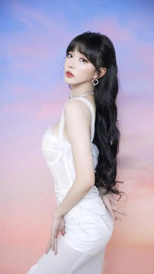 元气爱豆孔雪儿身材高挑唱跳俱佳来看美美哒照片