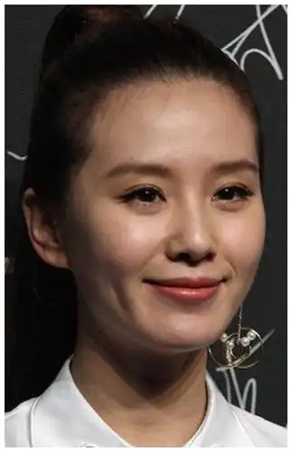 刘诗诗穿修身t恤现身活动照片未修素颜流出脸色暗黄下巴臃肿