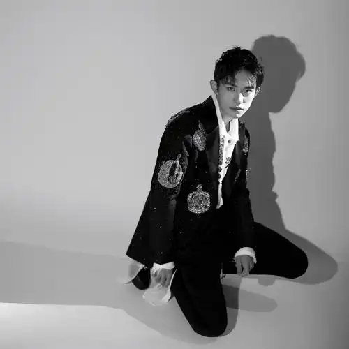 易烊千玺的黑色系穿搭,酷帅风气质出众