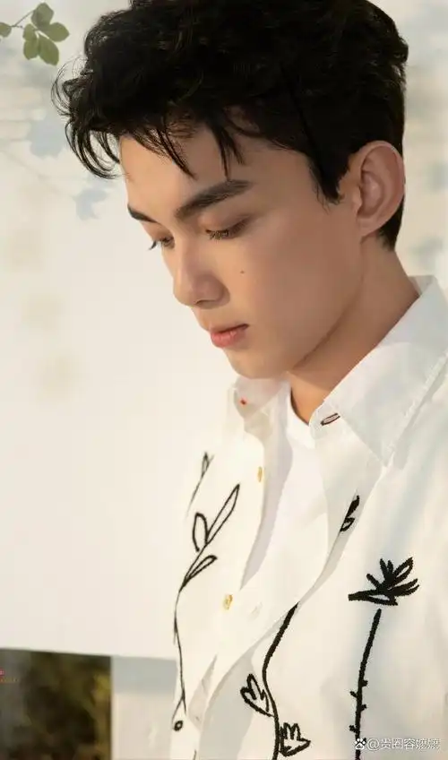 吴磊赵露思七夕撒糖了!拍情侣写真邂逅浪漫,俊男靓女同框好养眼