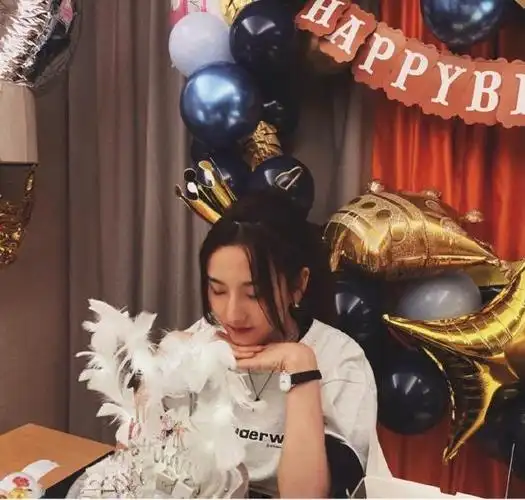 宋祖儿低头许愿