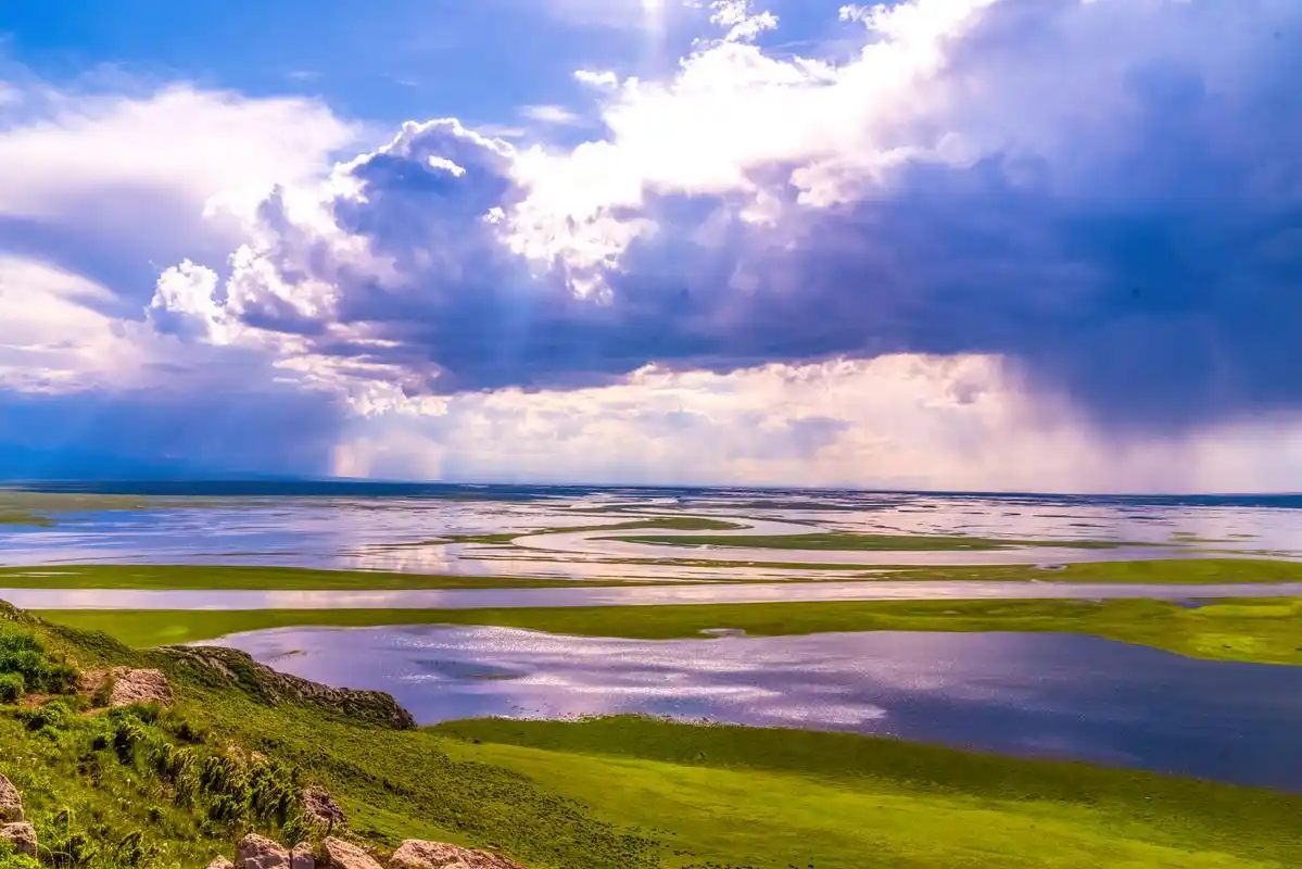 如果你想体验草原上的宁静与壮美,巴音布鲁克是你的不二之选.