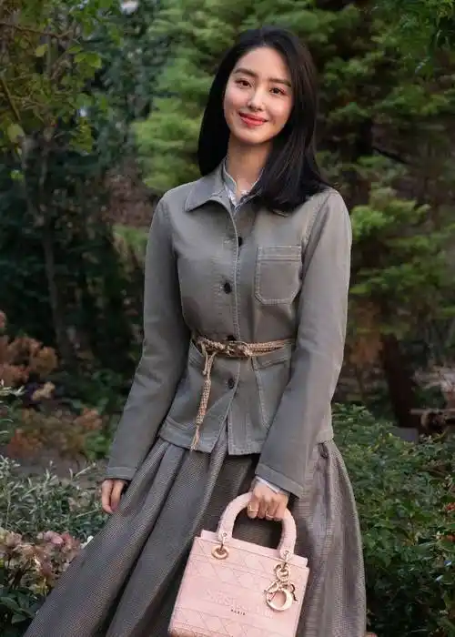 原创杨采钰巧秀小蛮腰平平无奇西装外套但衣服打结凹出时髦感