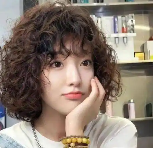 少和细软发质的人很适合羊毛卷发型,如果本身发量多,要先打薄再烫发