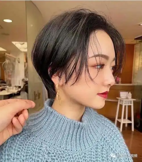 "小圆脸短发"