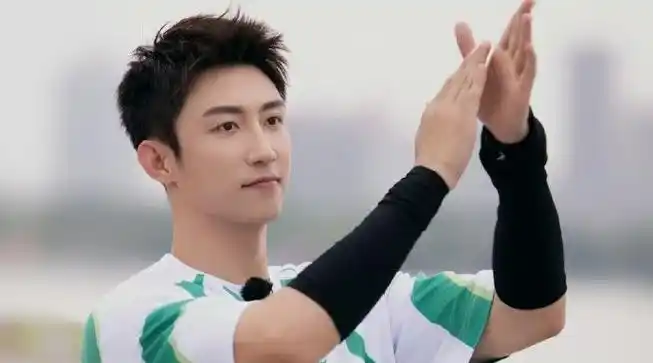 黄景瑜肌肉好大##黄景瑜好会鼓舞士气##极限挑战##黄景瑜严浩翔