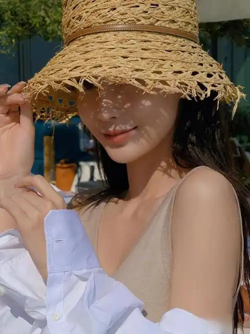 太为穿搭加分了,尤其是上半身特写,感觉珠光和笑容在一起发光,少女感