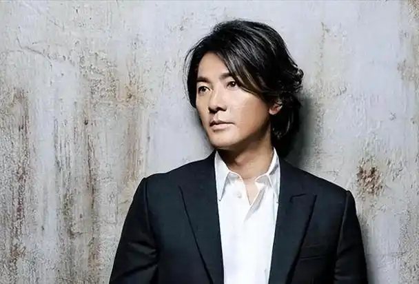 55岁的郑伊健被偶遇合影的照片揭示了他