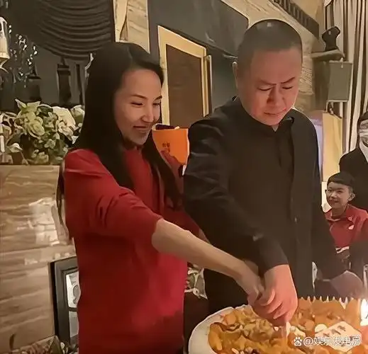 在经过与各方咨询后,管彤在丈夫的陪伴下步入产房.