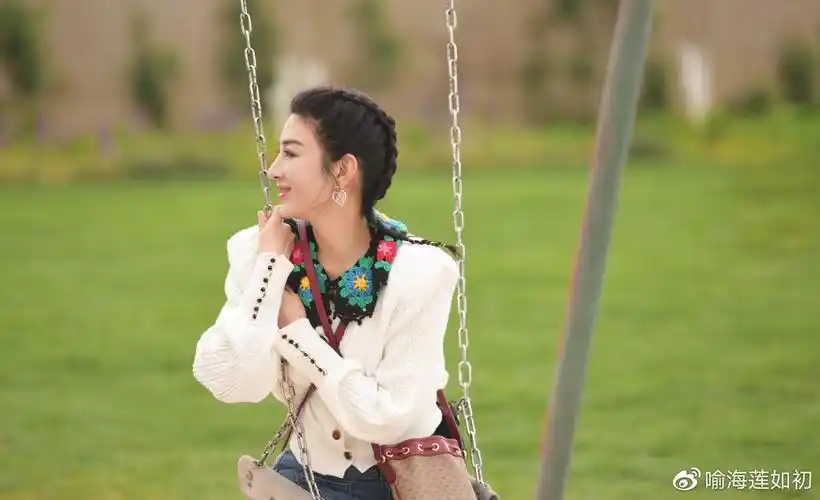 刚见面,虽然内心很不安,黄芊玲还是主动友好跟崔伟打招呼,黄奕借上