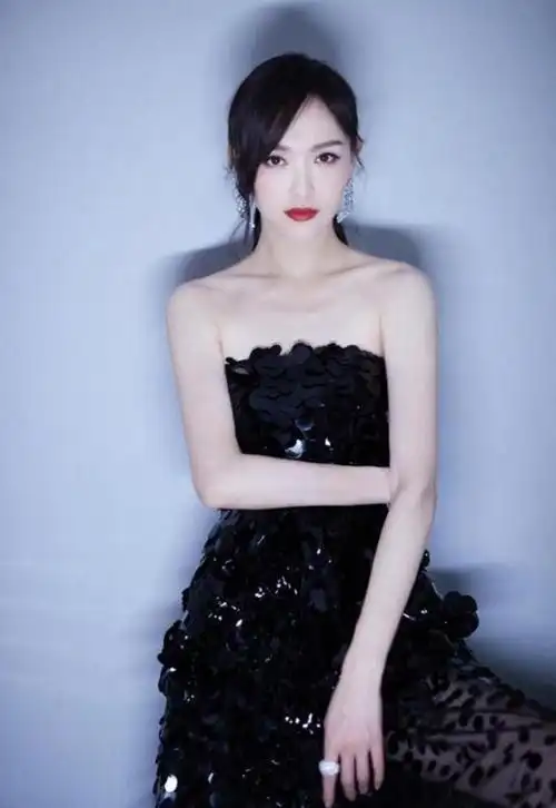 随着年龄超过四十岁,唐嫣在时尚方面展示出更加丰富的内涵和深度