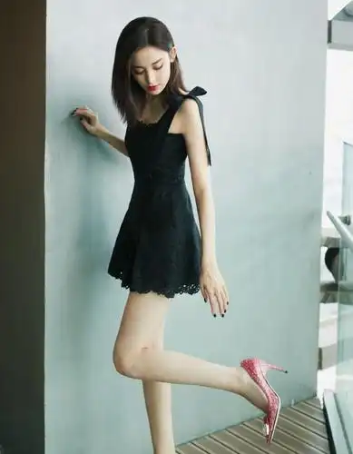 古力娜扎一袭优雅小黑裙搭配粉色亮片水晶高跟鞋,美得梦幻多姿