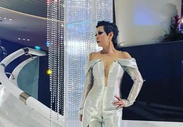 周润发的前妻余安安穿衣真胆大穿银色开叉连体裤展现高挑身材