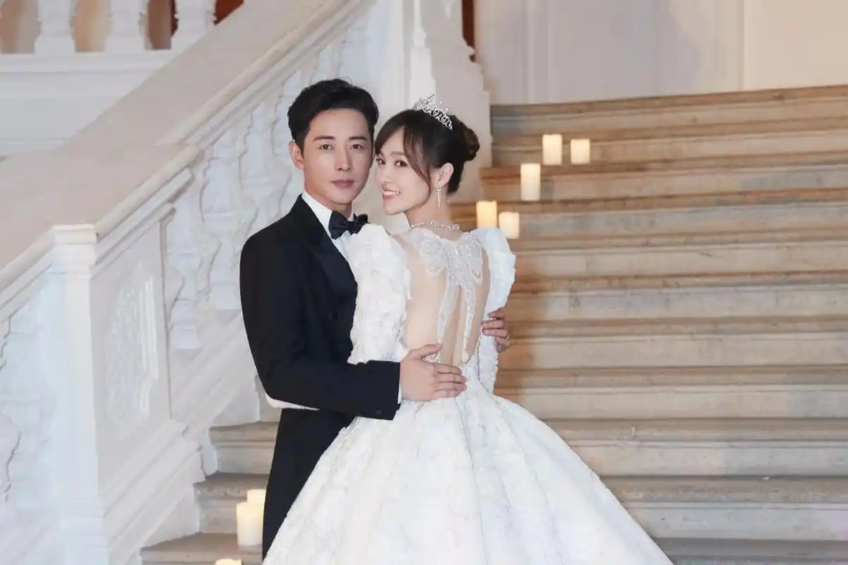 唐嫣罗晋太甜蜜了,婚纱照唯美至极,都能当壁纸了,尤其中式礼服上精致