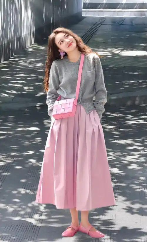 灰色针织开衫 粉色半身裙.秋天慵懒甜美风!#浅交个秋季穿搭作 - 抖音