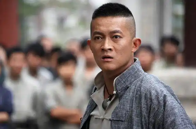 近日,有网友在社交平台晒出偶遇杨志刚跟友人一起吃饭,从图中可以看到