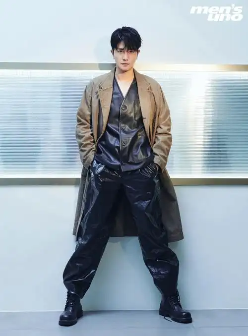 组图:彭冠英极简风色彩大片释出 着黑西装搭橙色眼镜表现力满分