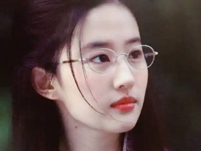 女星戴眼镜,赵露思甜美,热巴帅气,看到赵今麦:颜值被彻底封印!