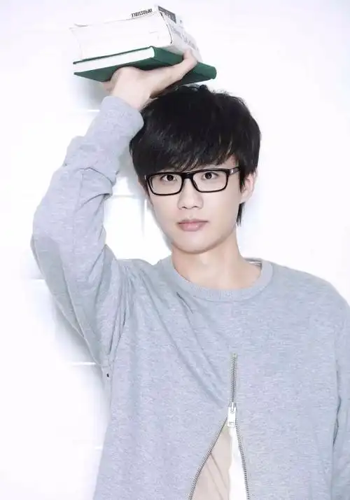 许嵩的音乐几乎是陪伴着我们成长的,而且不同于周杰伦的是,许嵩的歌