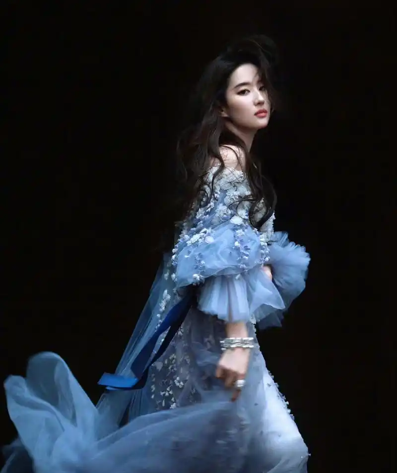 刘亦菲一袭绿色纱裙亮相时尚cosmo #刘亦菲时尚大片