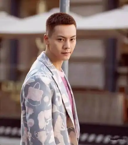 今夏最骚包发型寸头挑染痞帅痞帅的