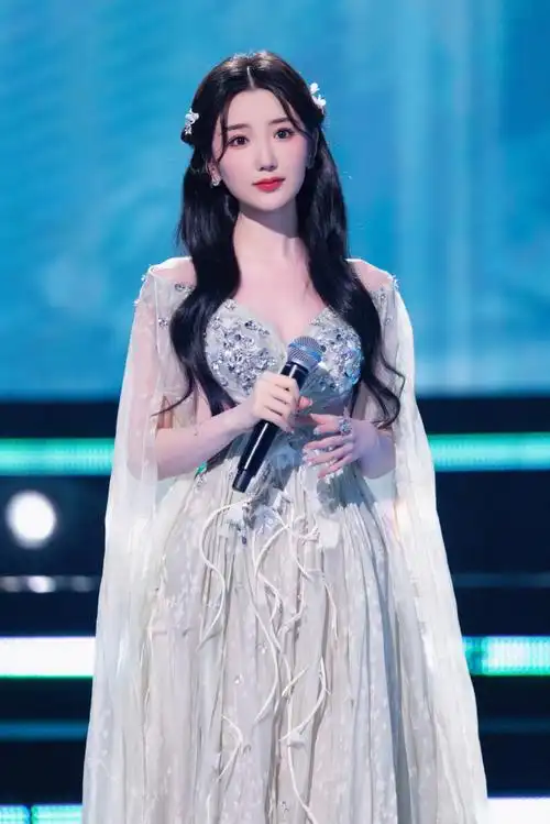 #毛晓彤国风公主裙##2024网络视听盛典##今天很不彤#