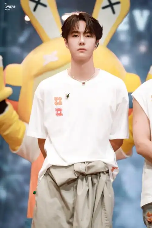 乐华家族演唱会##这是王一博个人演唱会吧##王一博惊叹号舞台好热烈