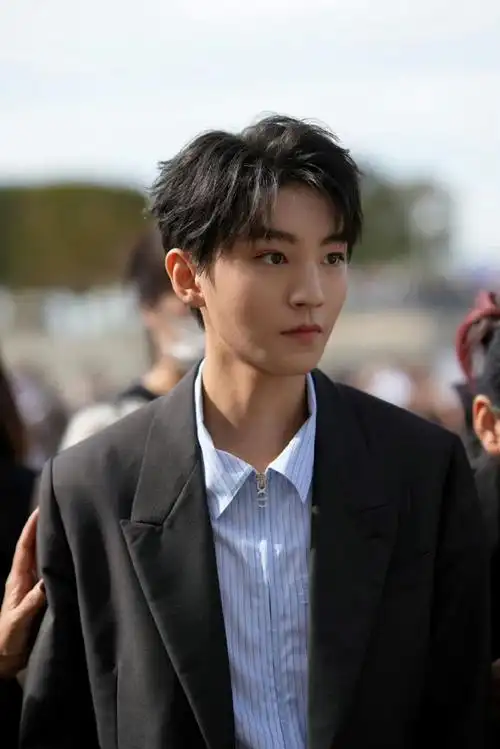 王俊凯 巴黎时装周#王俊凯一组场外高清怼脸拍,再生的图也轻松扛　!