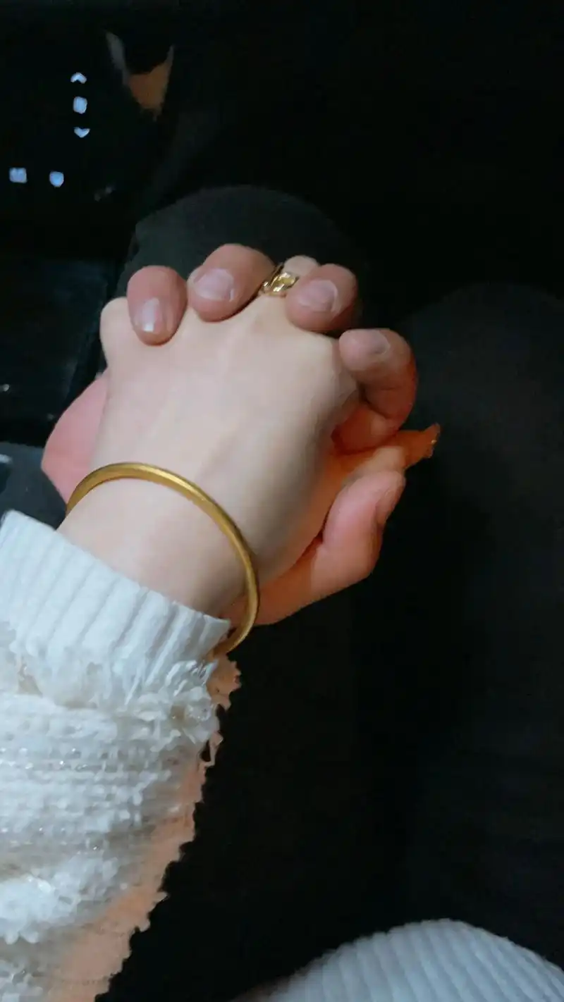 原来开车是可以牵手的,最舒服的时候就是,爱你的人开着车,你坐 - 抖音