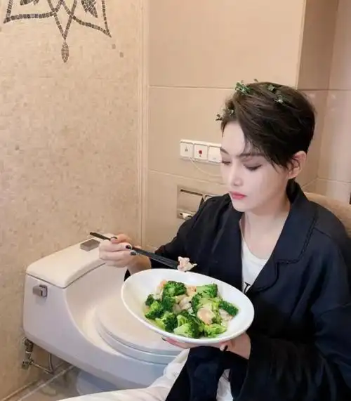 张馨予秀厨艺马桶旁吃饭,网友:女明星果然不是常人