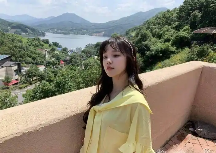 宋雨琦在刚出道的时候其实是很瘦的,纤细的身材再加上很有灵气的长相