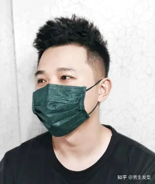 锡纸烫发型自从成为男生们很喜欢剪的一款发型以来,一直都很受欢迎.